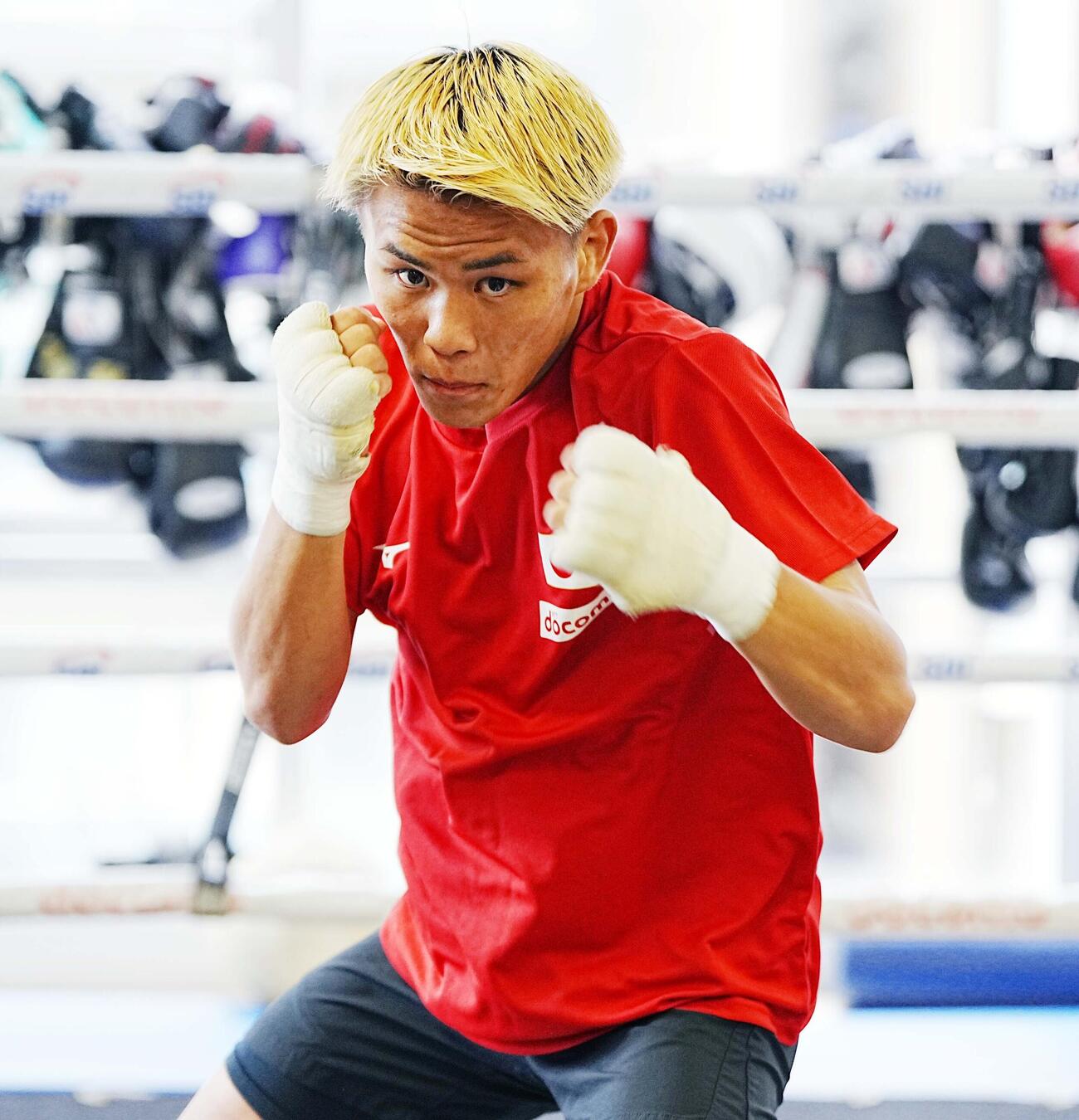 公開練習でシャドーボクシングに臨む藤木勇我（撮影・小沢裕）