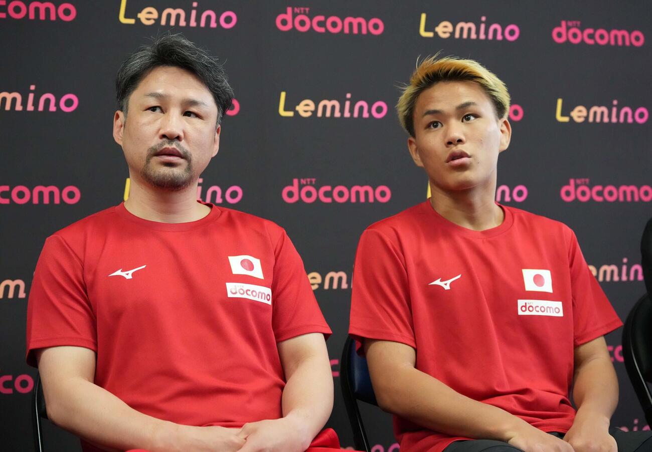 プロ2戦目を前に公開練習に臨む藤木勇我。左は岡田誠一トレーナー（撮影・小沢裕）