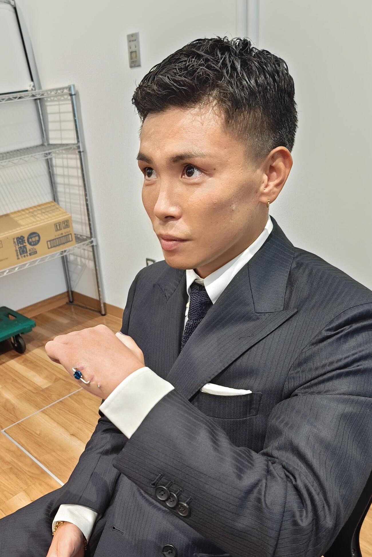 左手拳付け根骨折部分に入れたワイヤーをみせるWBC世界ライトフライ級王者岩田翔吉