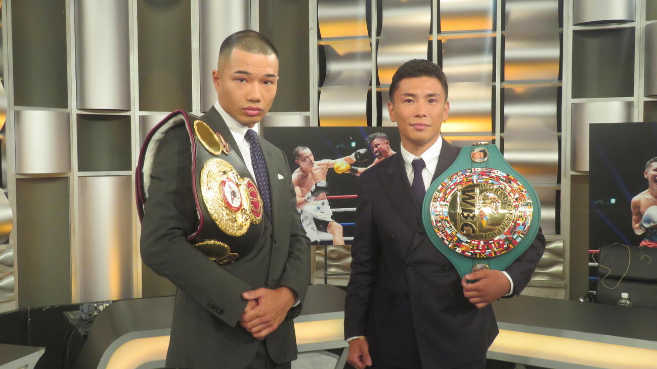 WOWOWエキサイトマッチSPの収録に参加したWBC世界ライトフライ級王者岩田翔吉（右）とWBA世界バンタム級王者増田陸