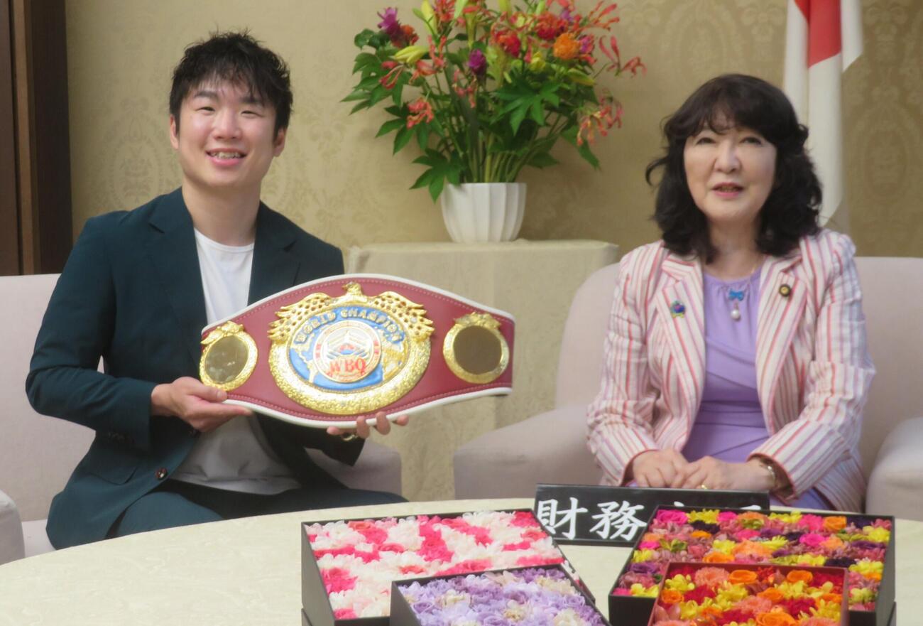 片山さつき財務大臣（中央）を表敬訪問したWBO世界スーパーフライ級王者寺地拳四朗