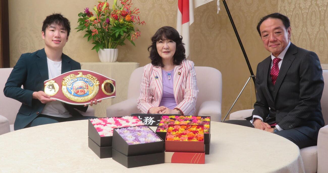 片山さつき財務大臣（中央）を表敬訪問したWBO世界スーパーフライ級王者寺地拳四朗（左）と寺地をプロモートする三迫貴志会長