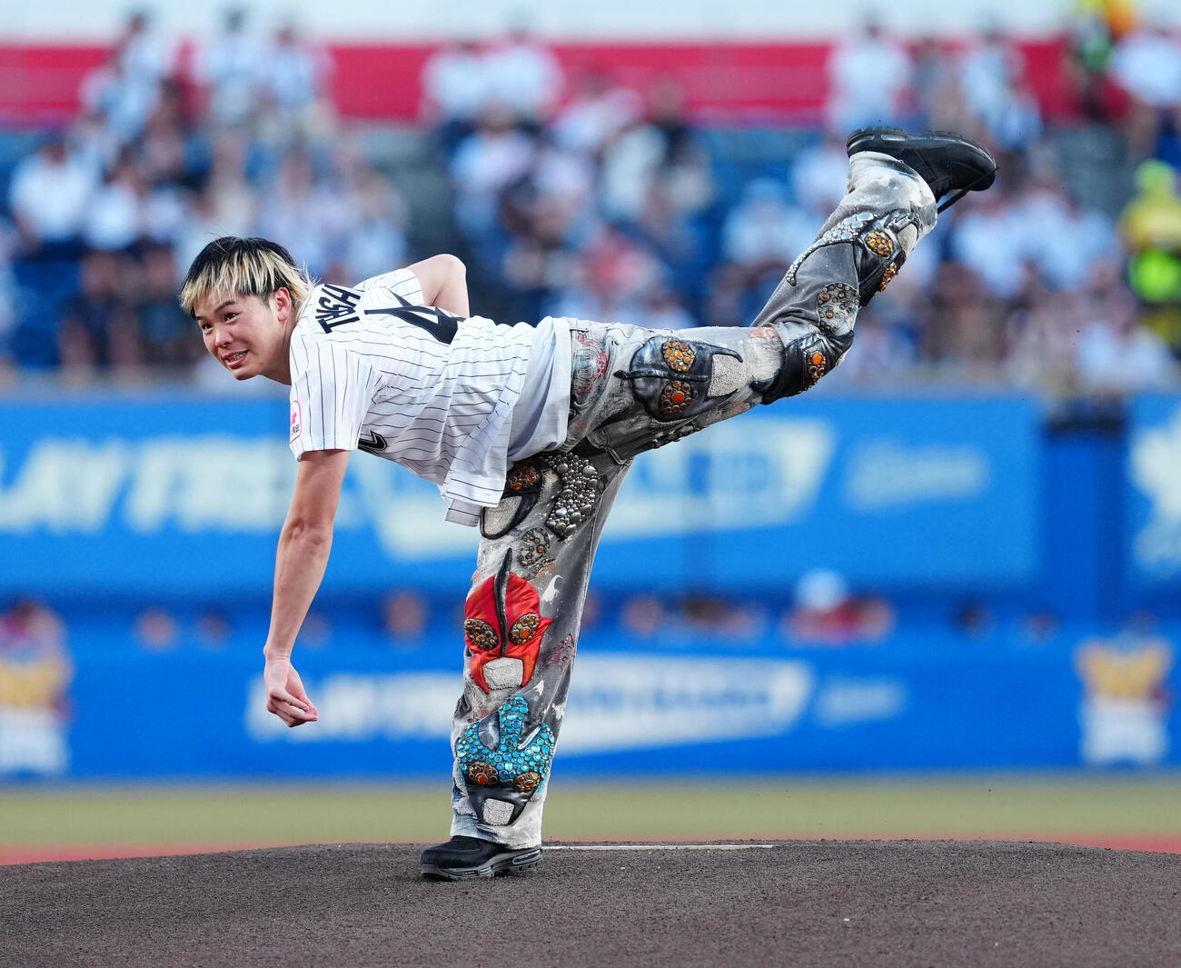 ロッテ対ソフトバンク　ファーストピッチで投球する那須川天心（撮影・鈴木みどり）