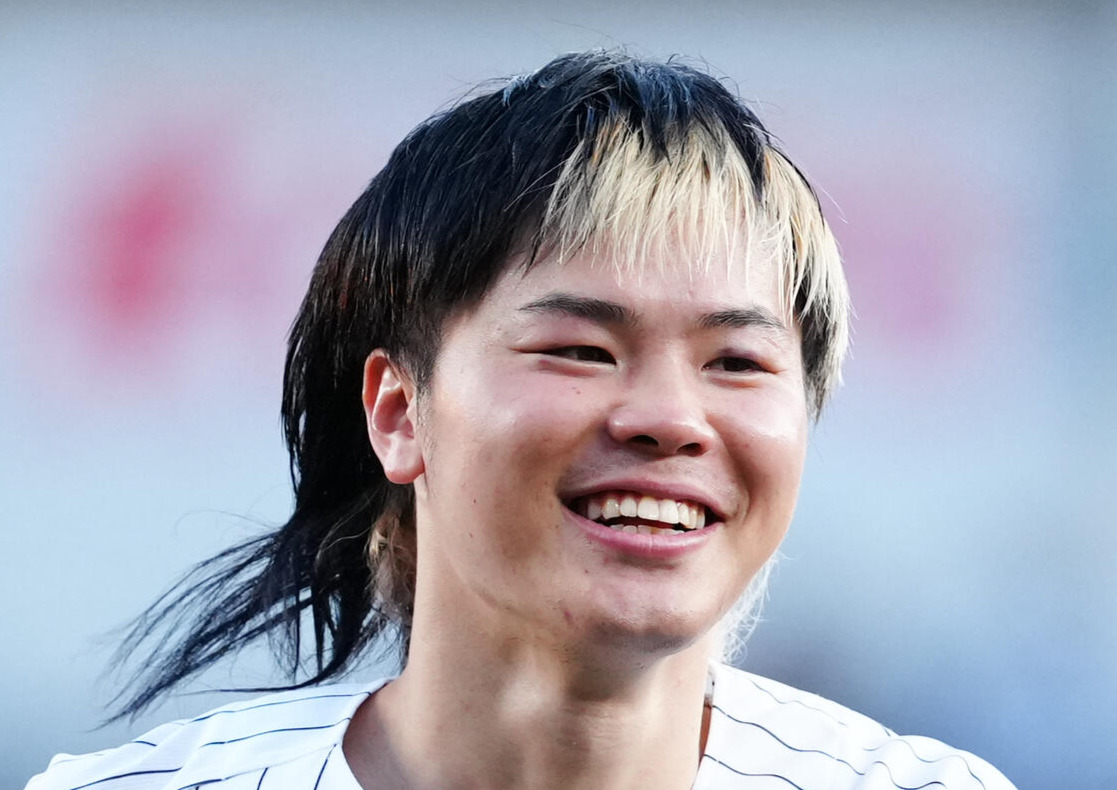 ロッテ対ソフトバンク　ファーストピッチを終え笑顔の那須川天心（撮影・鈴木みどり）