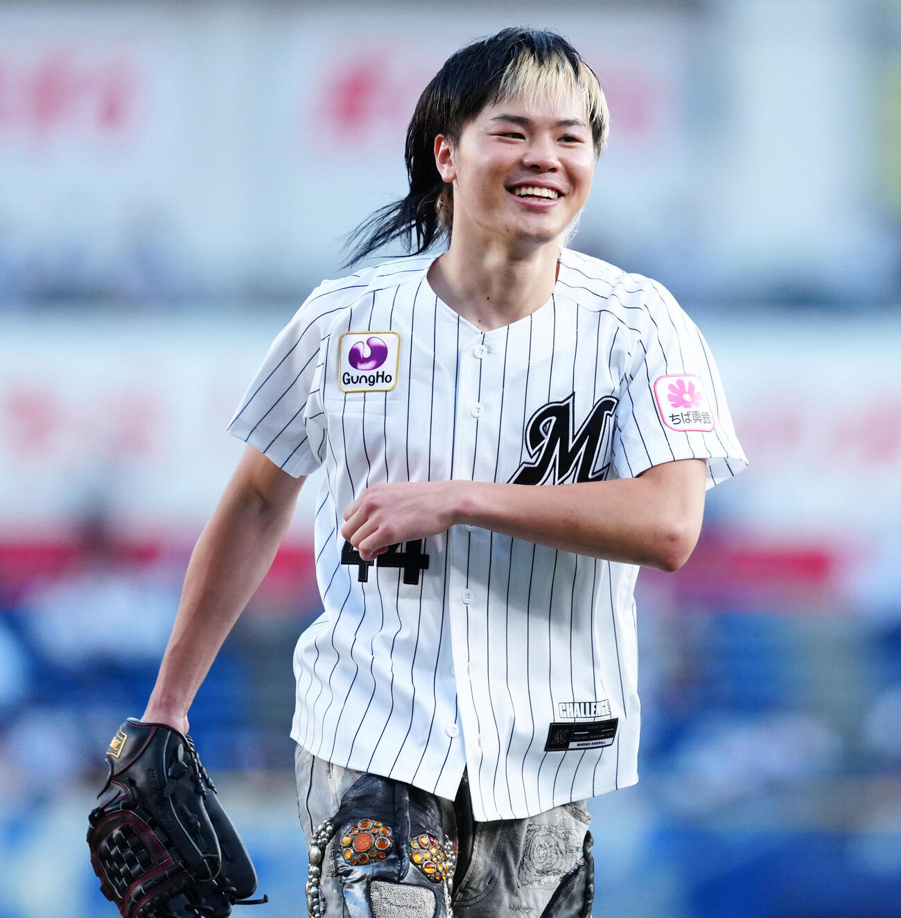 ロッテ対ソフトバンク　ファーストピッチを終え笑顔の那須川天心（撮影・鈴木みどり）