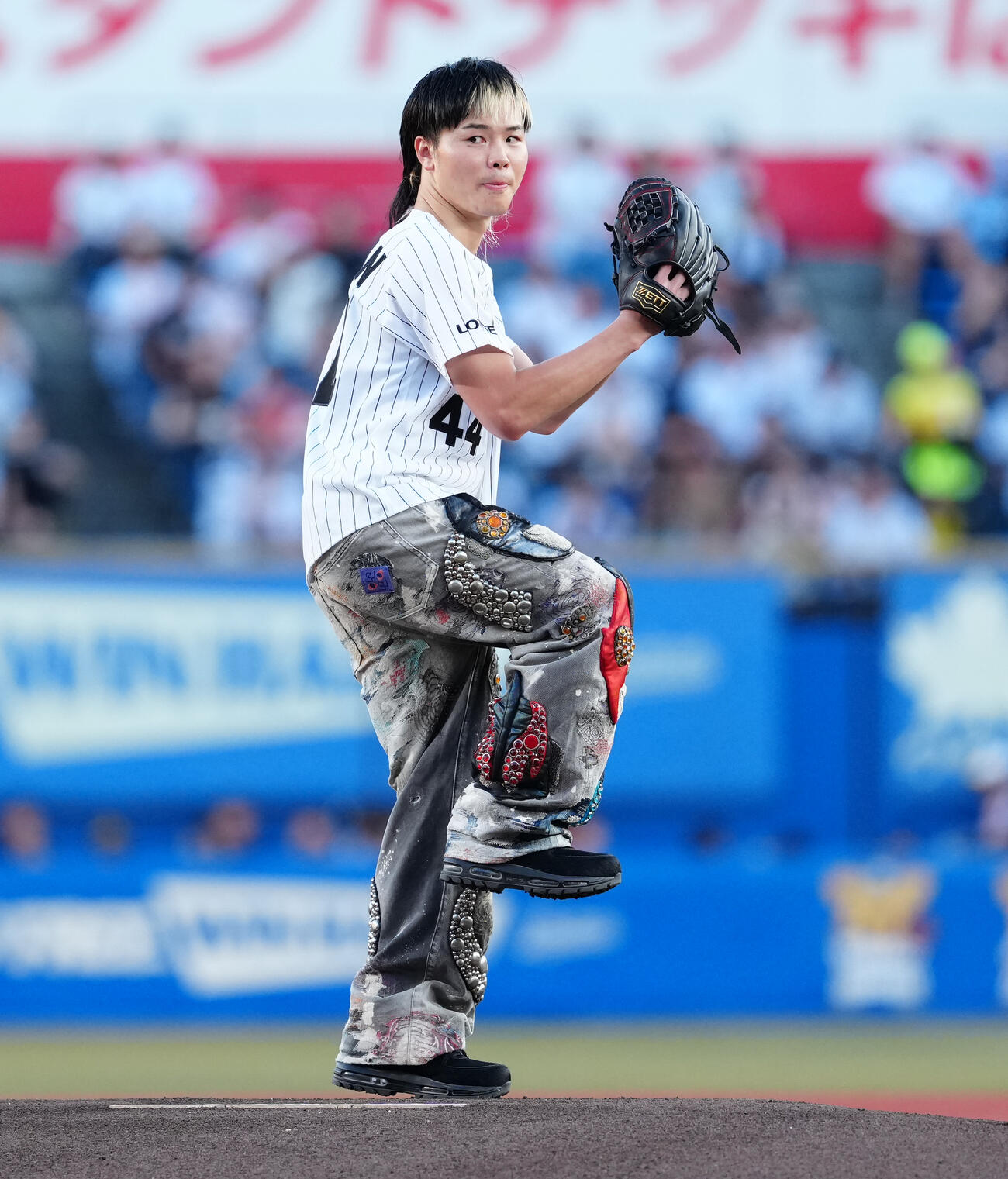 ロッテ対ソフトバンク　ファーストピッチで投球する那須川天心（撮影・鈴木みどり）