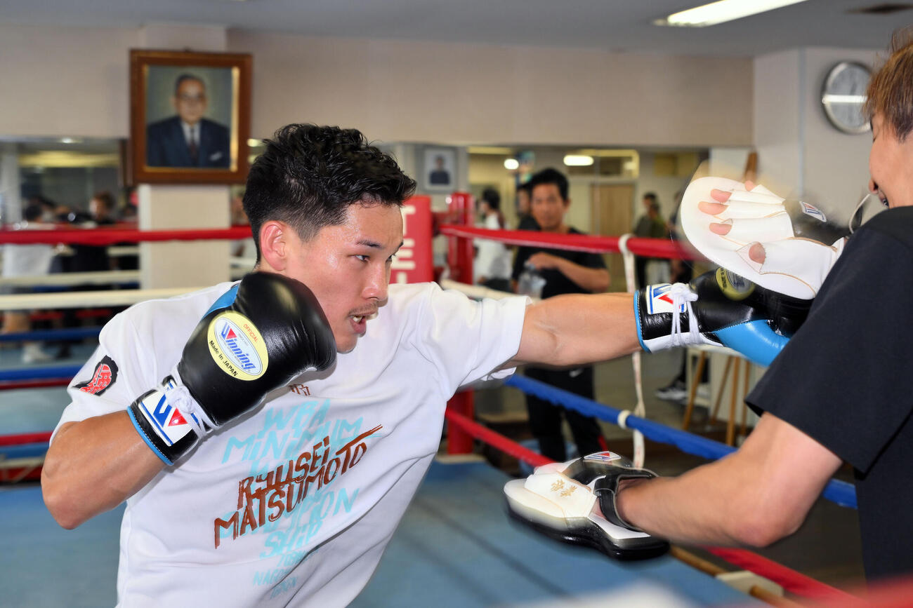 会見を終えミット打ちをする松本流星（撮影・滝沢徹郎）