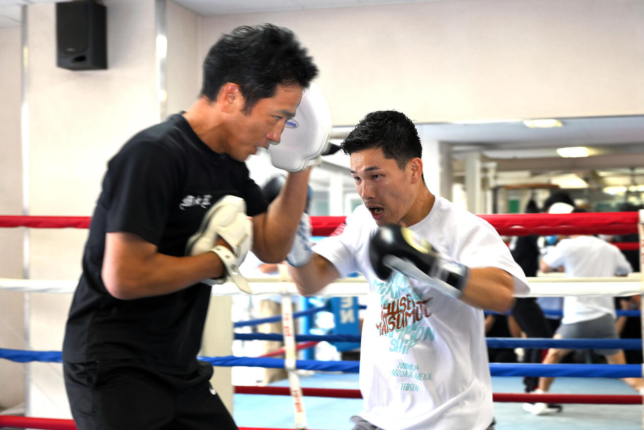 会見を終え田中繊大トレーナー（左）とミット打ちをする松本流星（撮影・滝沢徹郎）