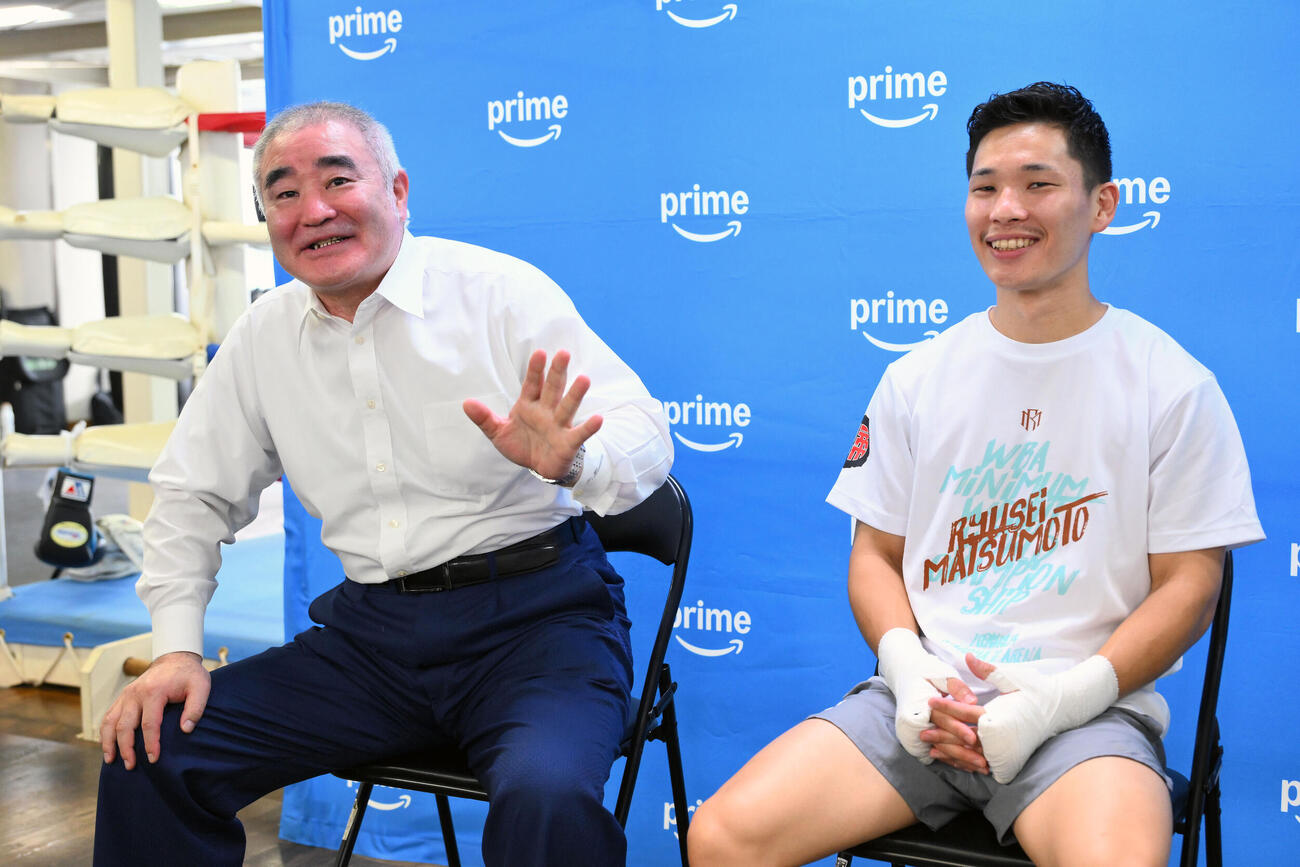 松本流星（右）の世界戦が決まり会見する帝拳ジム浜田剛史代表（撮影・滝沢徹郎）