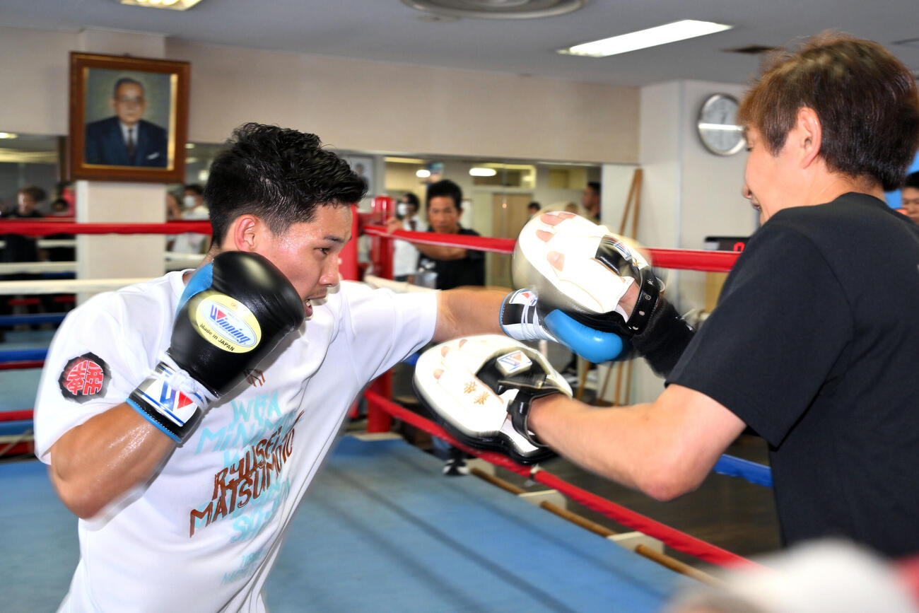 会見を終えミット打ちをする松本流星（左）（撮影・滝沢徹郎）