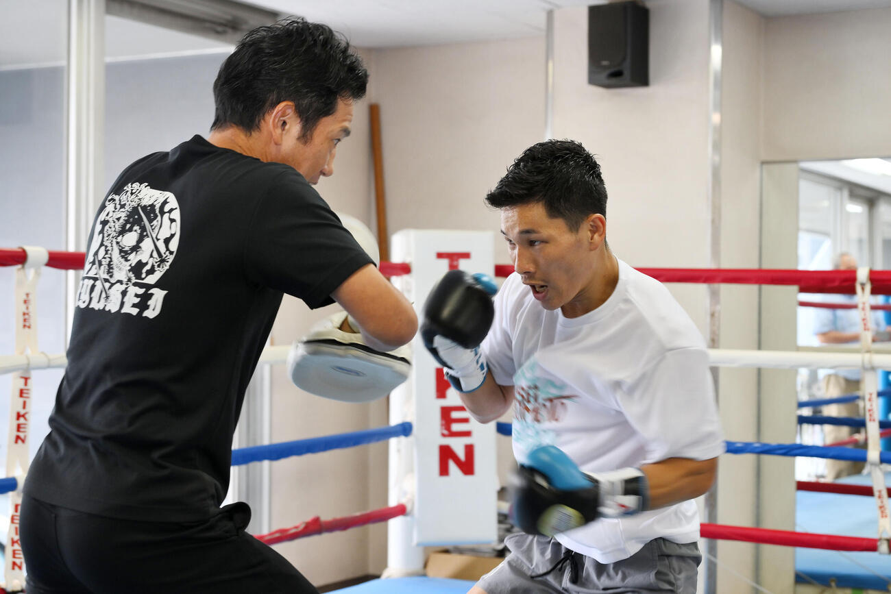 会見を終え田中繊大トレーナー（左）とミット打ちをする松本流星（撮影・滝沢徹郎）