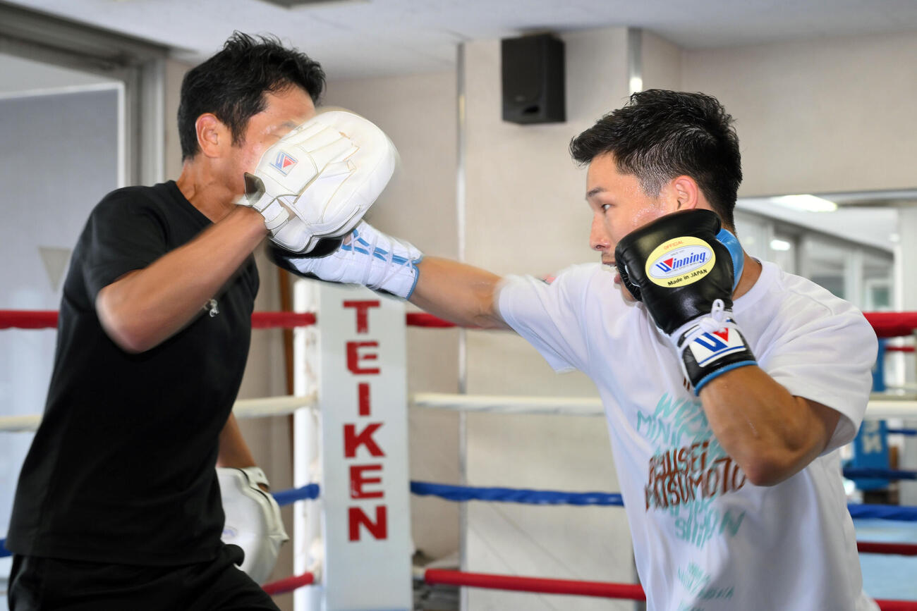 会見を終え田中繊大トレーナー（左）とミット打ちをする松本流星（撮影・滝沢徹郎）
