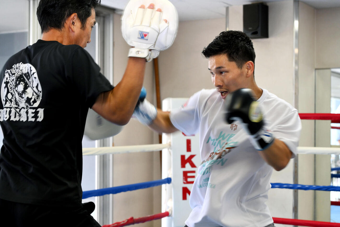 会見を終え田中繊大トレーナー（左）とミット打ちをする松本流星（撮影・滝沢徹郎）
