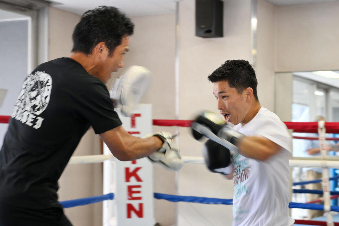 会見を終え田中繊大トレーナー（左）とミット打ちをする松本流星（撮影・滝沢徹郎）