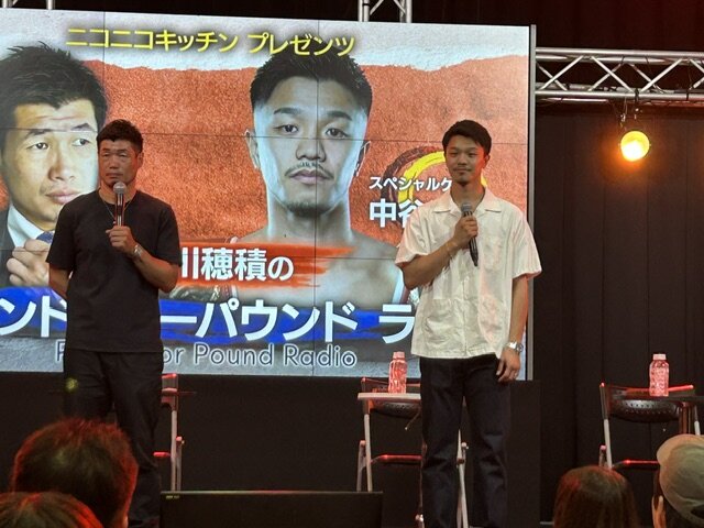 中谷潤人（右）は長谷川穂積氏との公開イベントに参加