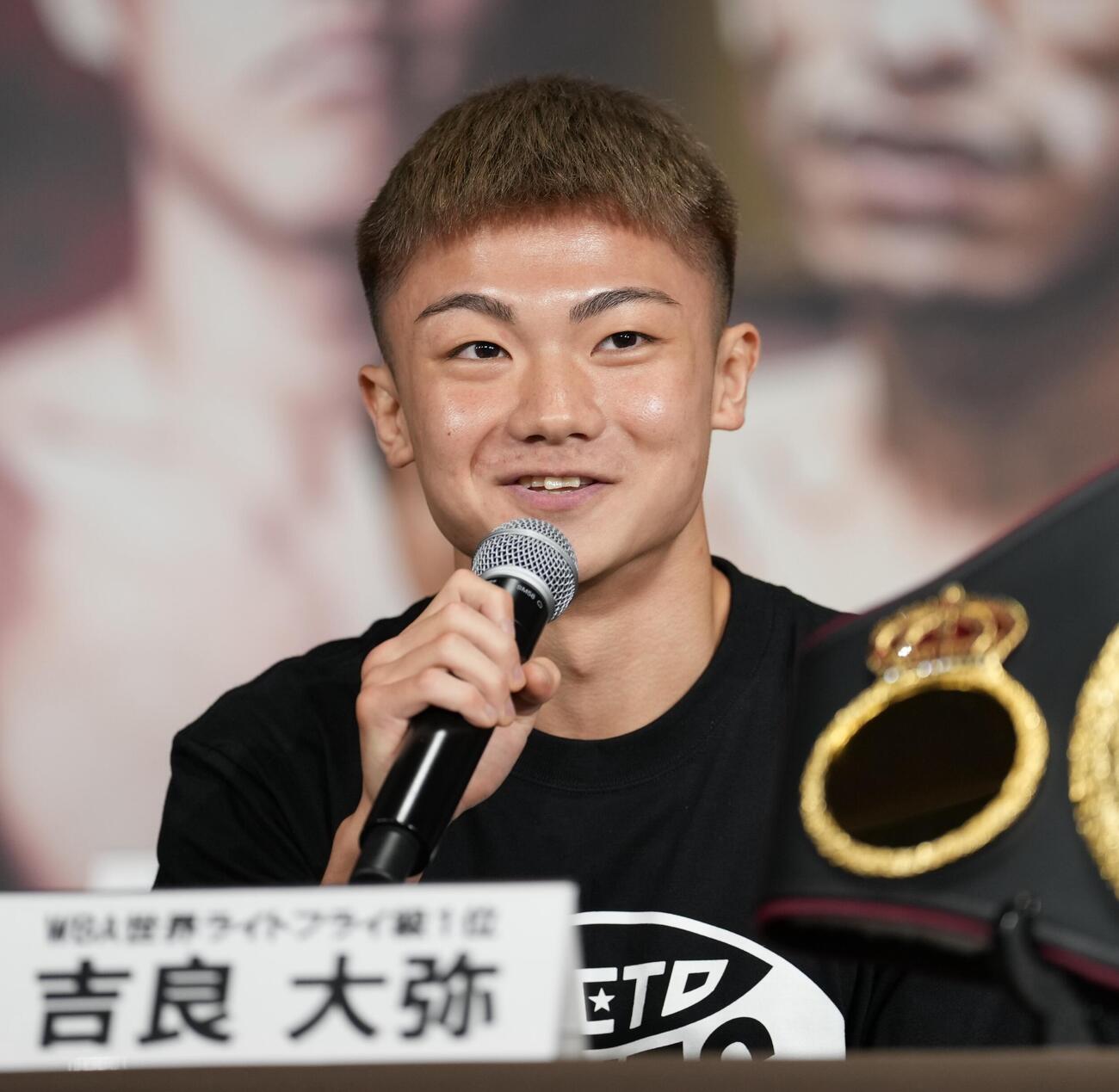 記者会見で笑顔を見せる吉良大弥（撮影・小島史椰）