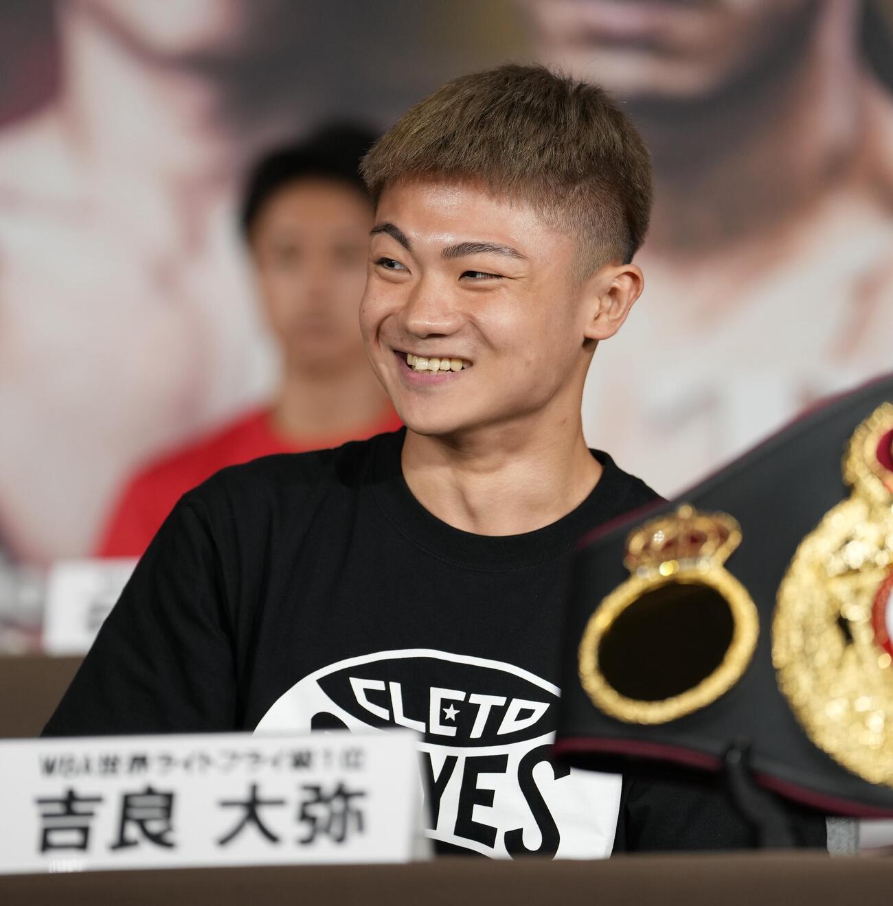 記者会見で笑顔を見せる吉良大弥（撮影・小島史椰）