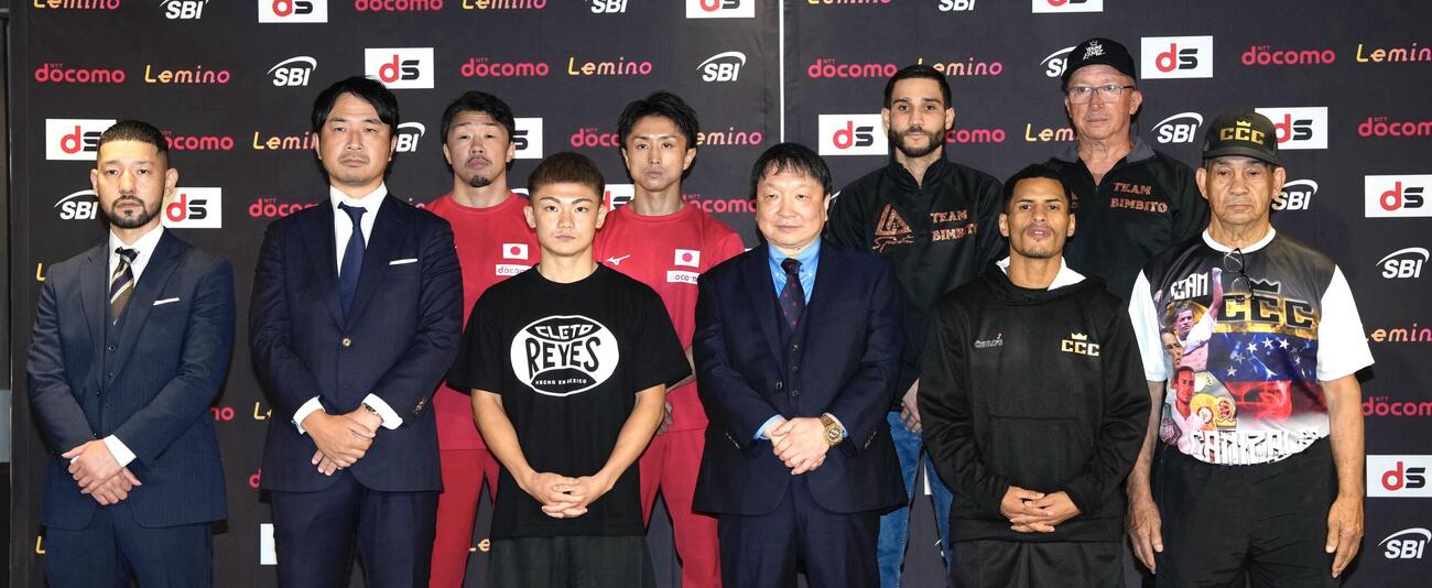 フォトセッションを行う、前列左から佐々木修平会長、SHISEI PROMOTION二宮雄介代表、吉良大弥、大橋秀行会長、カルロス・カニサレス、ニコラス・エルナンデストレーナー、後列左から八重樫東トレーナー、石井武志、ウィルフレド・メンデス、フレディ・トリニダードトレーナー（撮影・小島史椰）