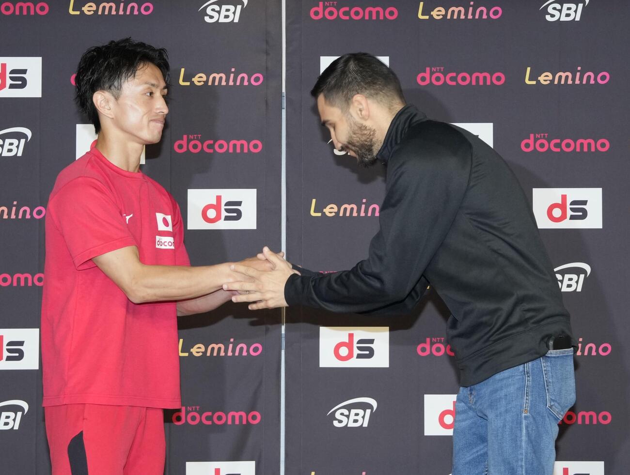 握手する石井武志（左）とウィルフレド・メンデス（撮影・小島史椰）