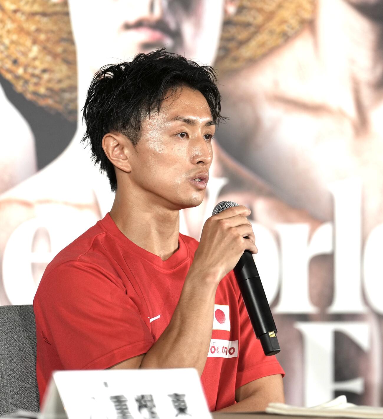 記者会見で質問に答える石井武志（撮影・小島史椰）