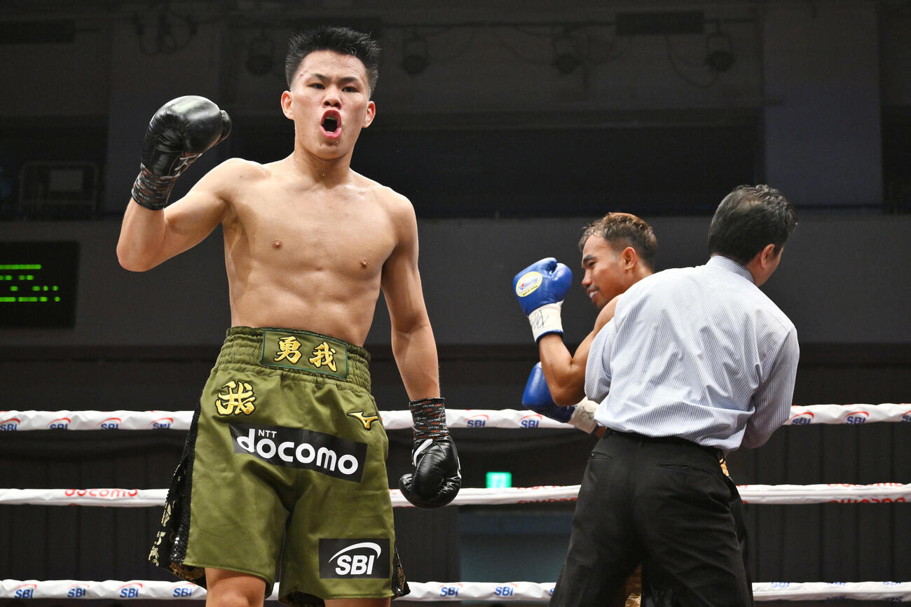 2026年6月10日、藤木勇我（右）はウィラ・ミカムに2回TKO勝ちで白星デビュー