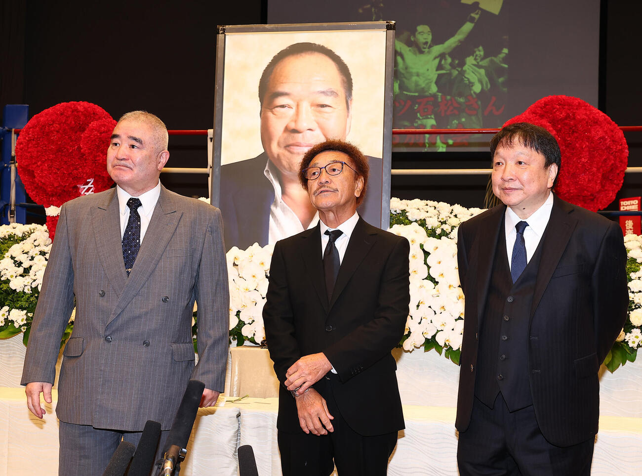 ガッツ石松さん「お別れの会」で、思い出を語る、左からガッツ石松さん「お別れの会」プロボクシング世界チャンピオン会の浜田剛史会長、具志堅用高氏、ヨネクラボクシングジムOB代表の大橋秀行氏（撮影・野上伸悟）