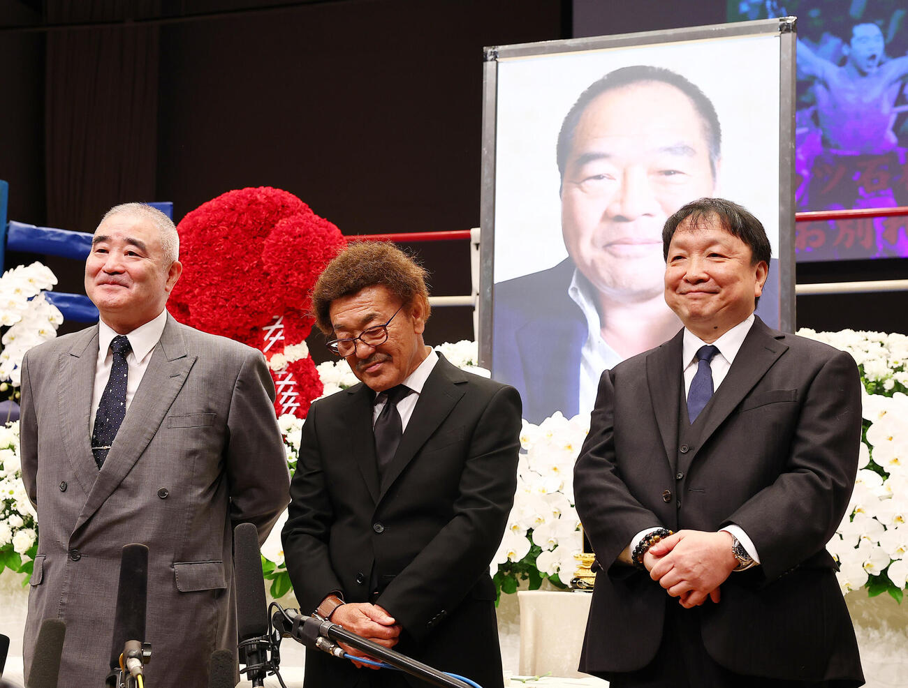ガッツ石松さん「お別れの会」で、思い出を語る、左からガッツ石松さん「お別れの会」プロボクシング世界チャンピオン会の浜田剛史会長、具志堅用高氏、ヨネクラボクシングジムOB代表の大橋秀行氏（撮影・野上伸悟）