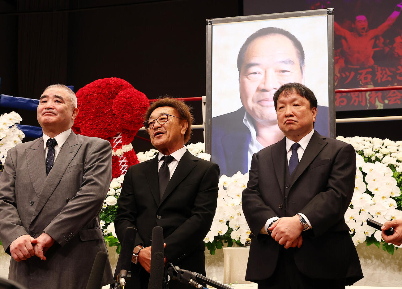 ガッツ石松さん「お別れの会」で、思い出を語る、左からガッツ石松さん「お別れの会」プロボクシング世界チャンピオン会の浜田剛史会長、具志堅用高氏、ヨネクラボクシングジムOB代表の大橋秀行氏（撮影・野上伸悟）