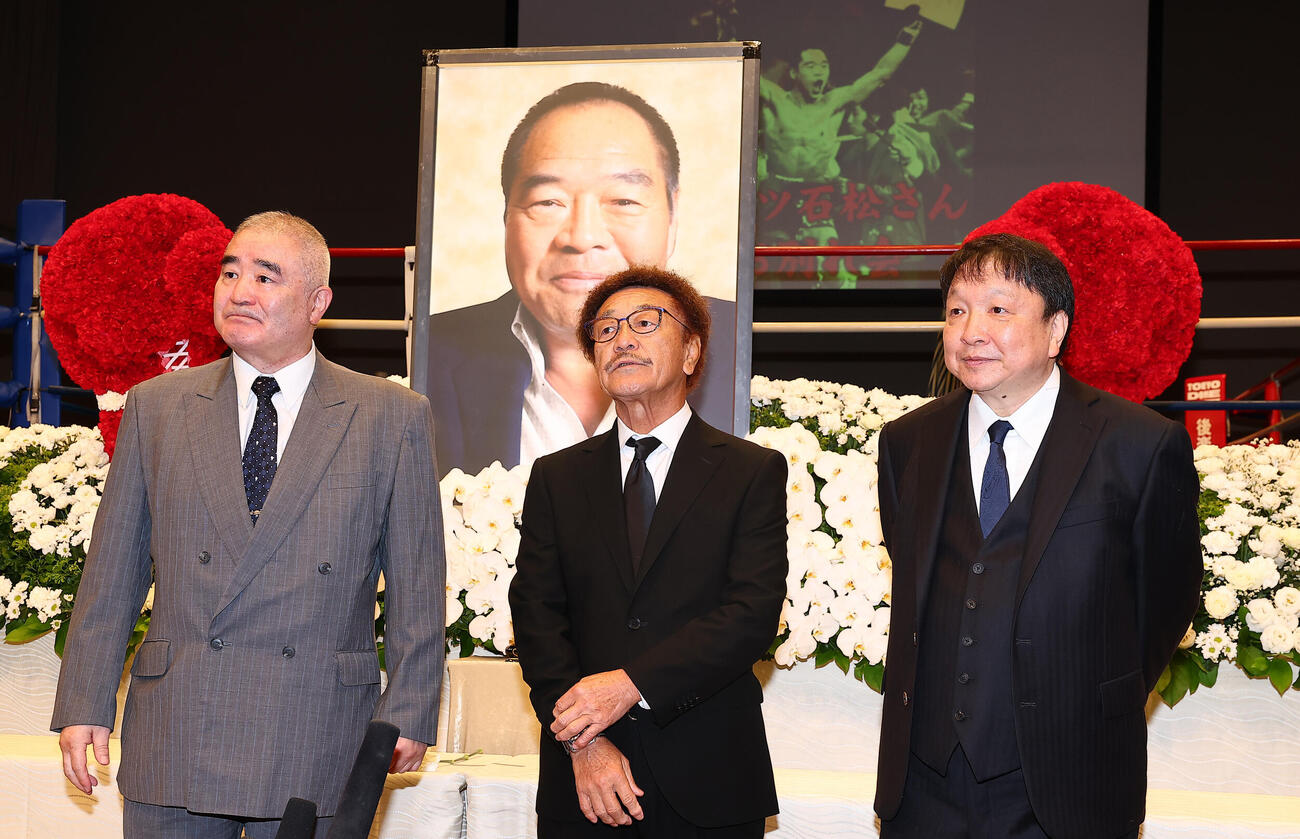 ガッツ石松さん「お別れの会」で、思い出を語る、左からガッツ石松さん「お別れの会」プロボクシング世界チャンピオン会の浜田剛史会長、具志堅用高氏、ヨネクラボクシングジムOB代表の大橋秀行氏（撮影・野上伸悟）