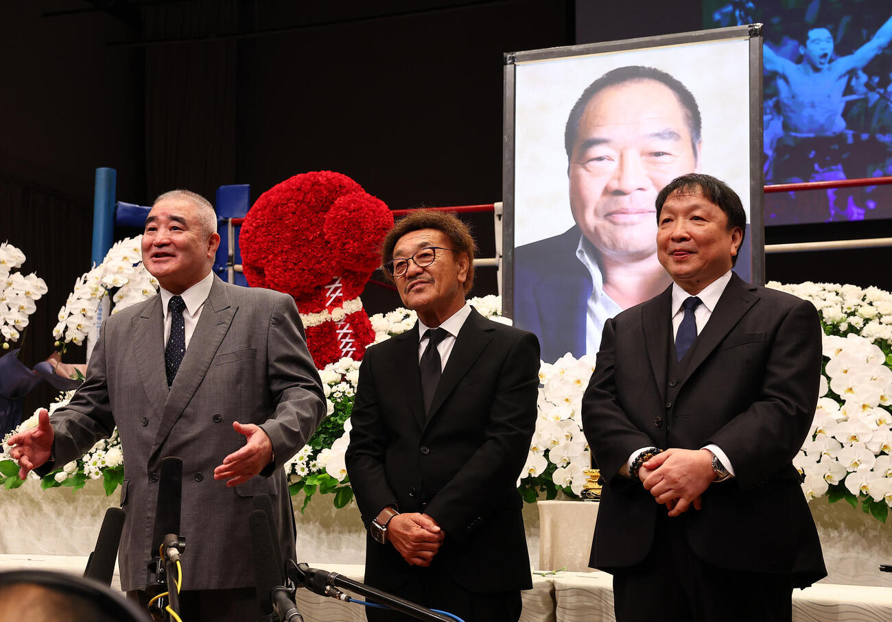 ガッツ石松さん「お別れの会」で、思い出を語る、左からガッツ石松さん「お別れの会」プロボクシング世界チャンピオン会の浜田剛史会長、具志堅用高氏、ヨネクラボクシングジムOB代表の大橋秀行氏（撮影・野上伸悟）