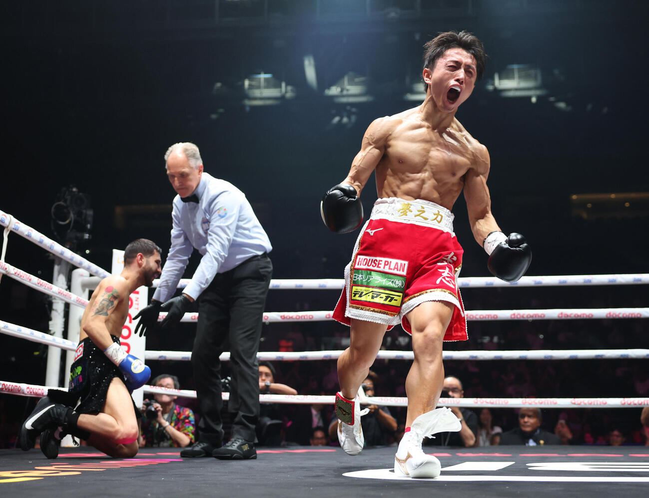 ウィルフレド・メンデス（左）に1回KO勝ちし、雄たけびを上げる石井武志（撮影・宮地輝）