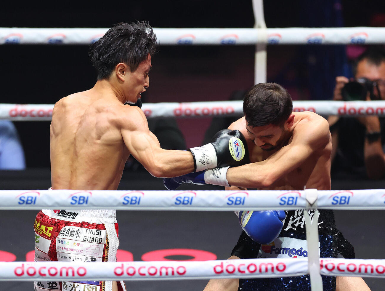 1回、ウィルフレド・メンデス（右）にKO勝利する石井武志（撮影・河田真司）