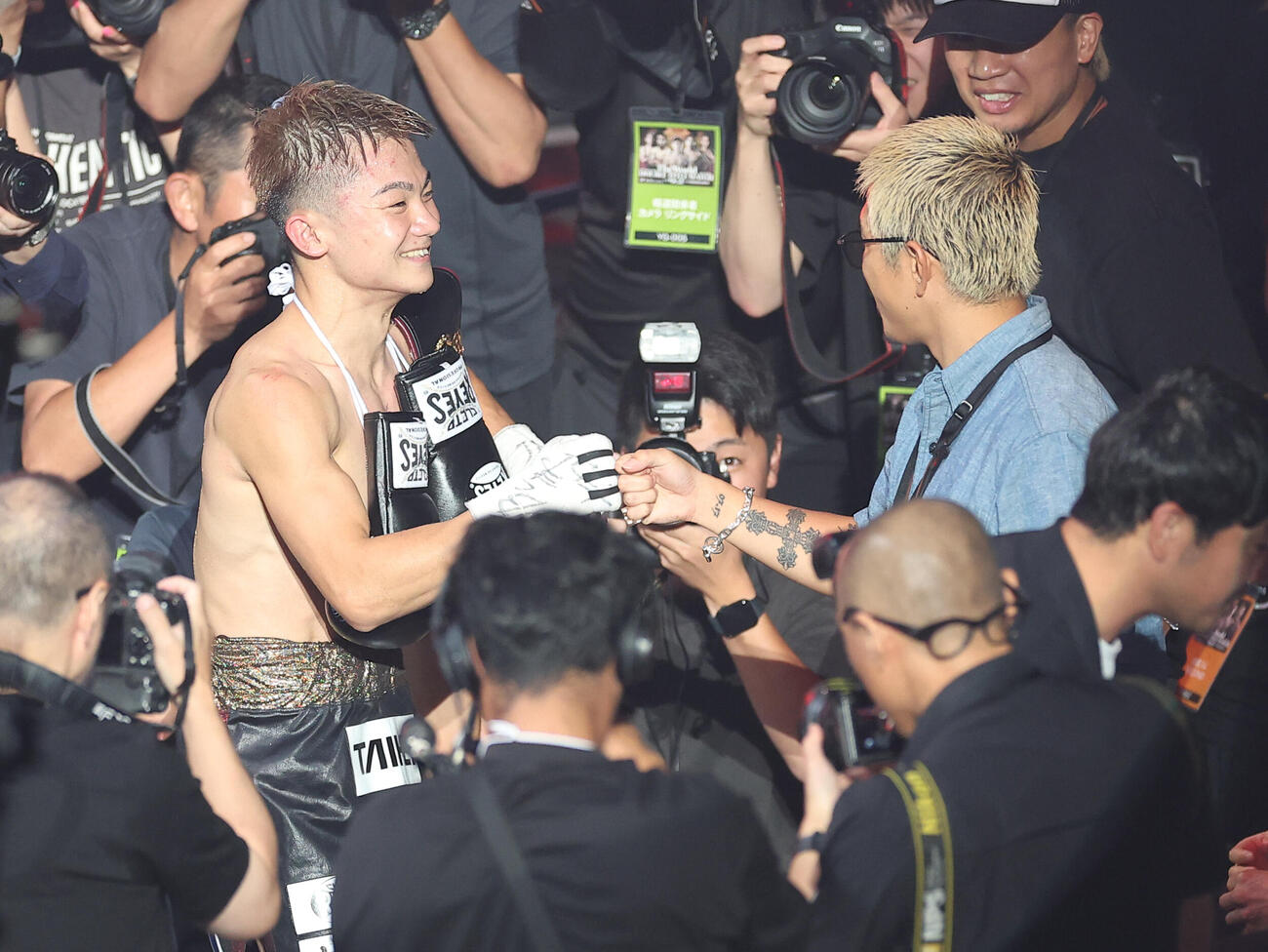 カルロス・カニサレスにTKO勝利し、WBAライトフライ級新王者となり、井岡一翔（右）とグータッチする吉良大弥（撮影・河田真司）
