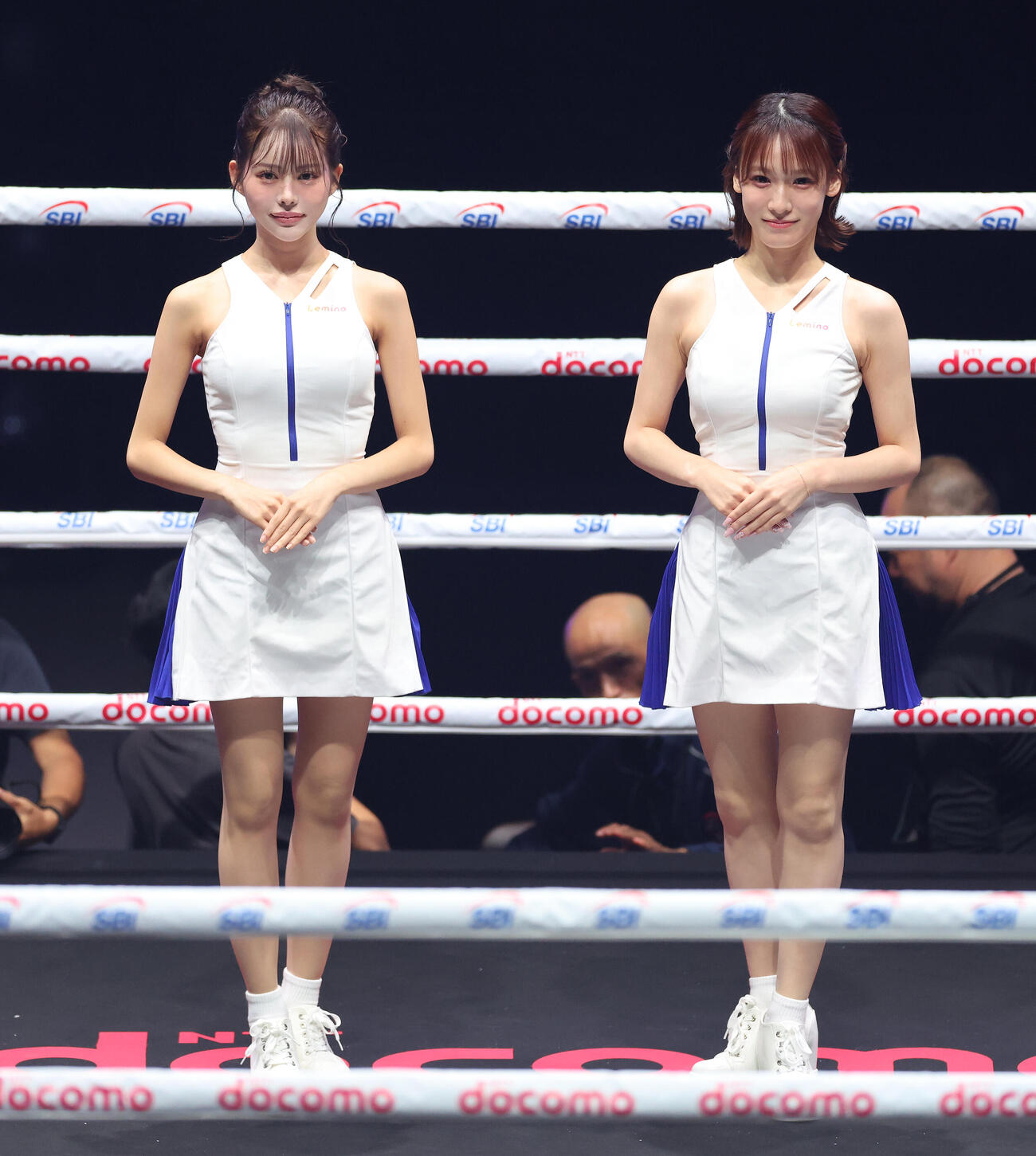 リングを彩るリングガールひめめちゃ（左）と都愛（撮影・河田真司）