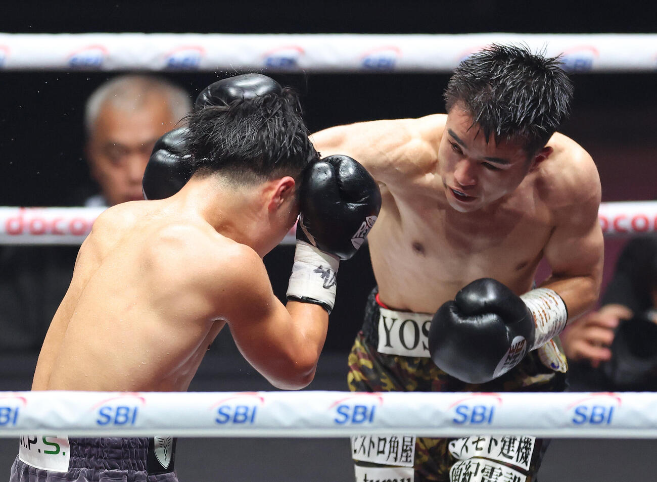 7回、森且貴（左）を攻める杉浦義（撮影・河田真司）