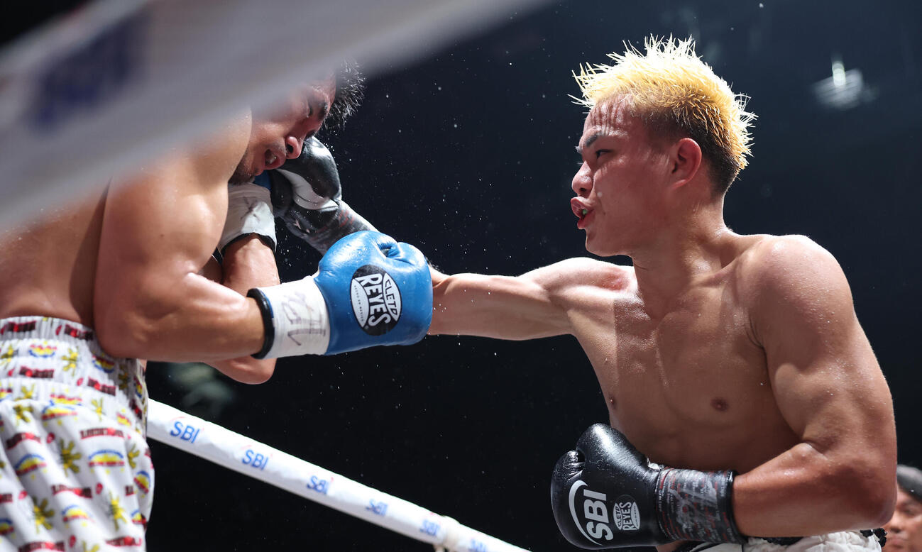 5回、ジュフェル・サリナ（左）の顔面に右ストレートを見舞う藤木勇我（撮影・宮地輝）