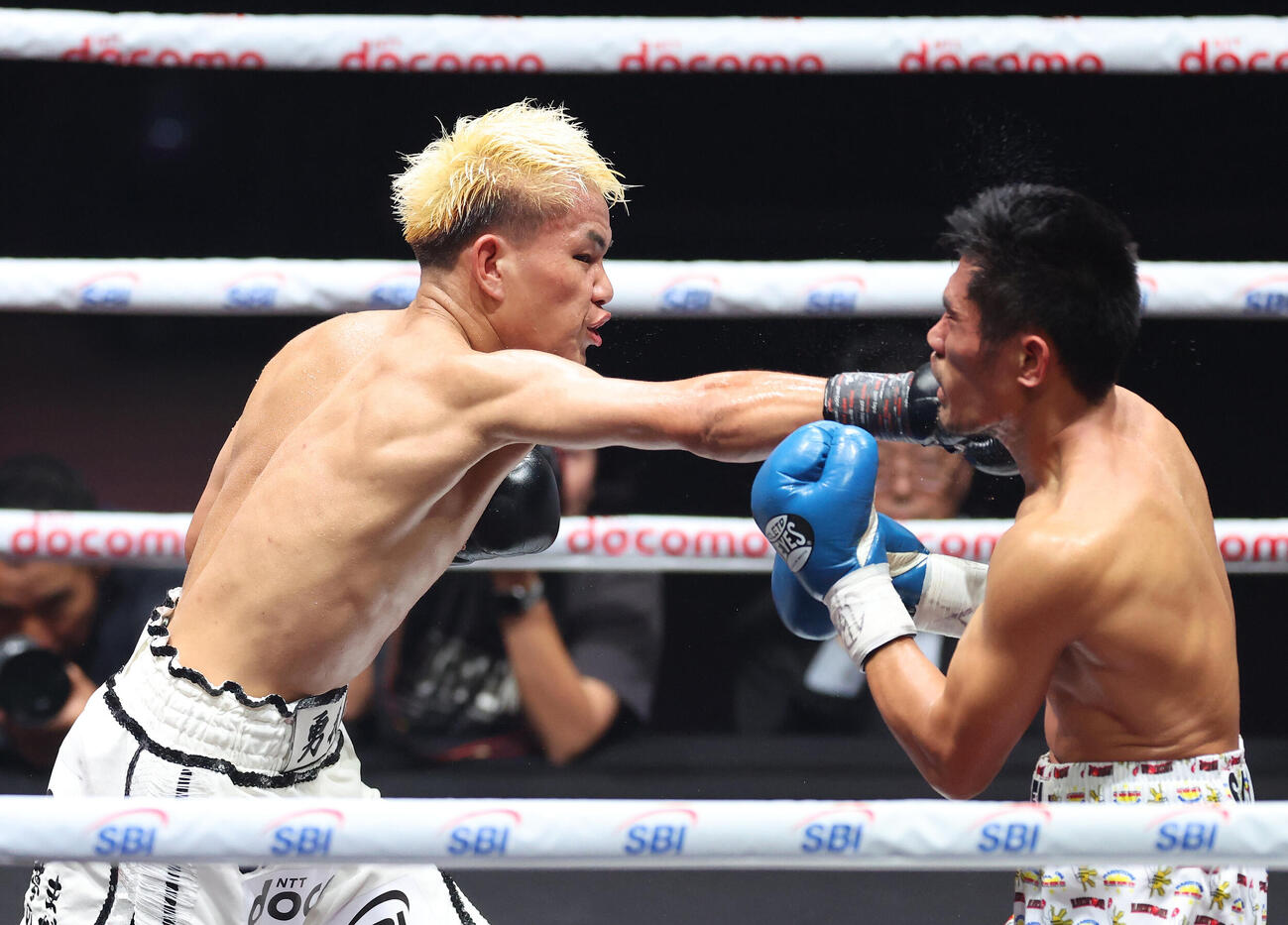 3回、ジュフェル・サリナ（右）を攻める藤木勇我（撮影・河田真司）