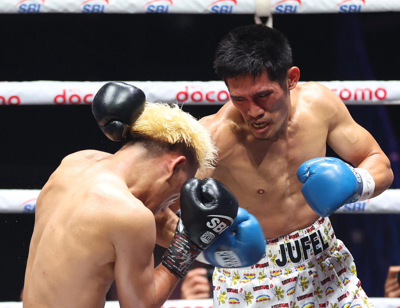 2回、藤木勇我（左）を攻めるジュフェル・サリナ（撮影・河田真司）