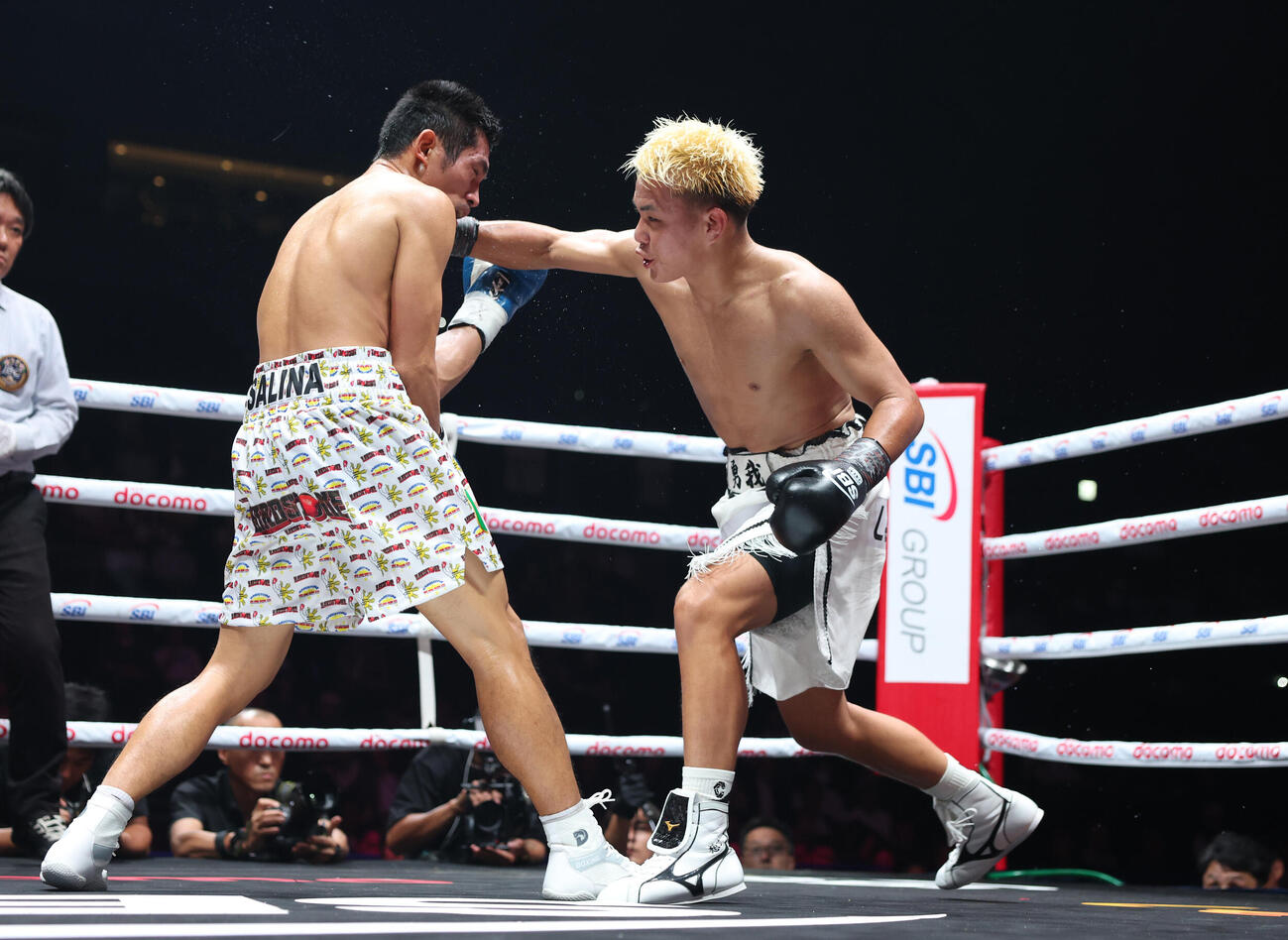 3回、ジュフェル・サリナ（左）を攻める藤木勇我（撮影・宮地輝）