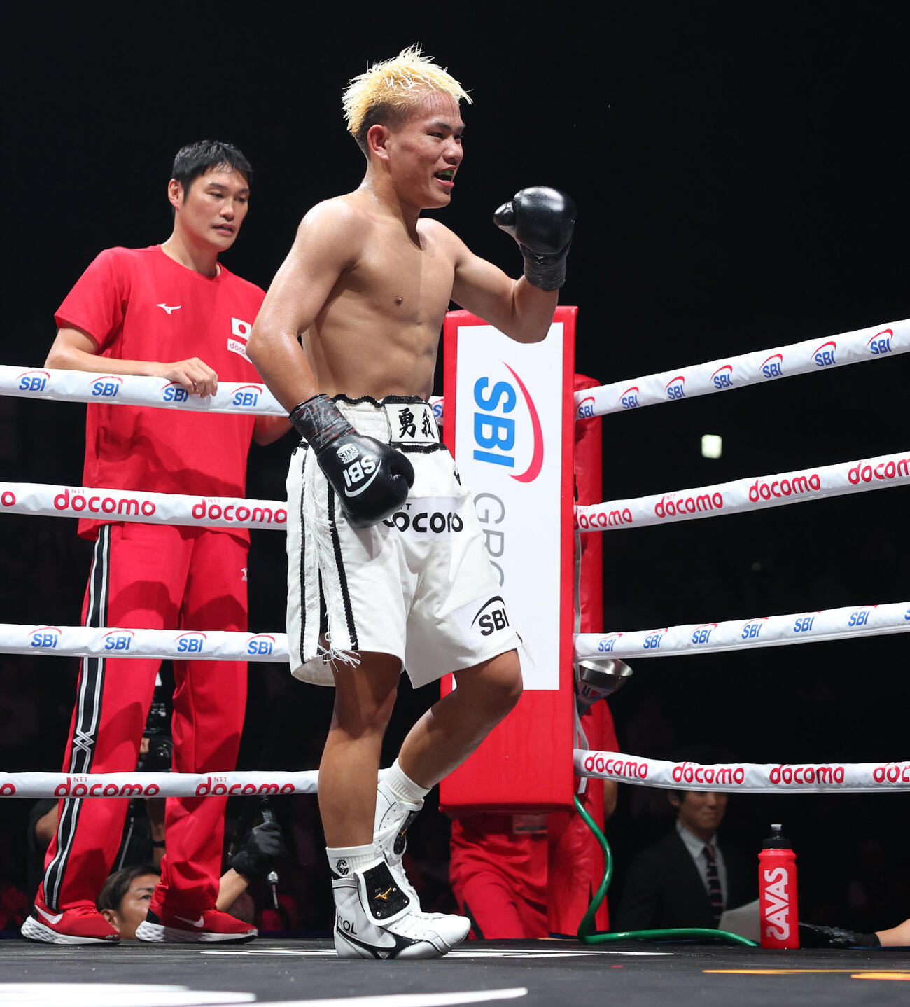 ジュフェル・サリナからダウンを奪いに5回TKO勝ちし、ガッツポーズする藤木勇我（撮影・宮地輝）