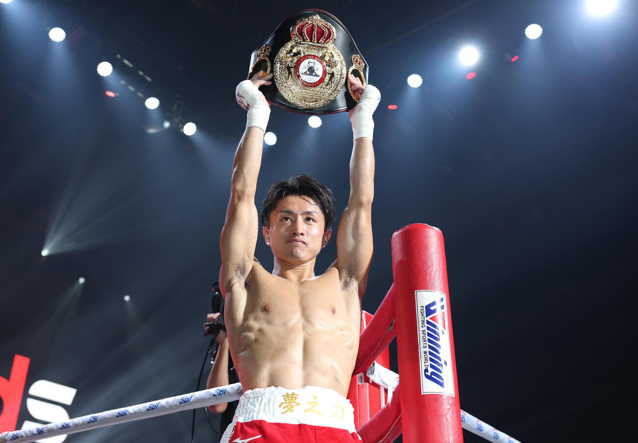ウィルフレド・メンデスに1回KO勝ちしWBA世界ミニマム級王者となった石井武志はベルトを掲げる（撮影・宮地輝）