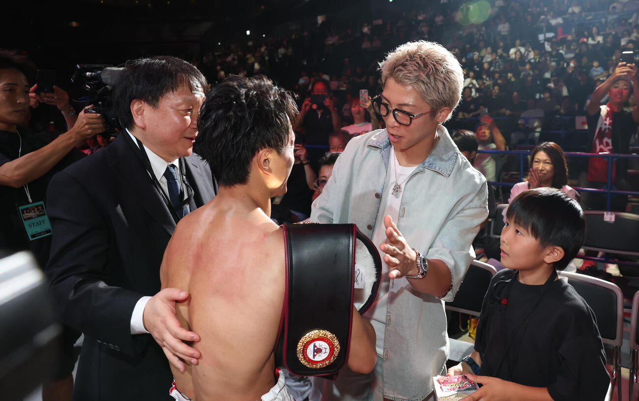 ウィルフレド・メンデスに1回KO勝ちしWBA世界ミニマム級王者となった石井武志（手前）は井上尚弥（右から2人目）から祝福される。左は大橋秀行会長（撮影・宮地輝）