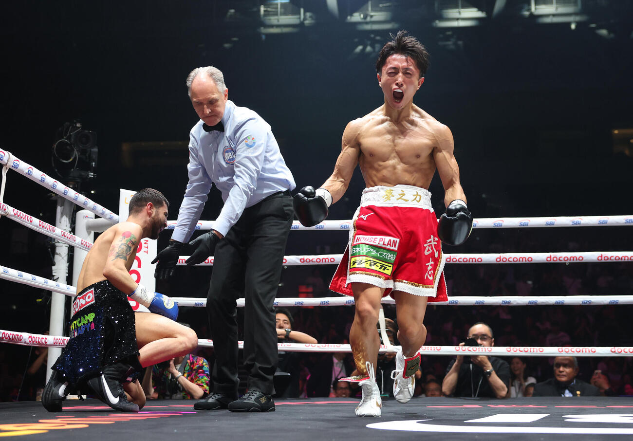 ウィルフレド・メンデス（左）に1回KO勝ちし、雄たけびを上げる石井武志（撮影・宮地輝）
