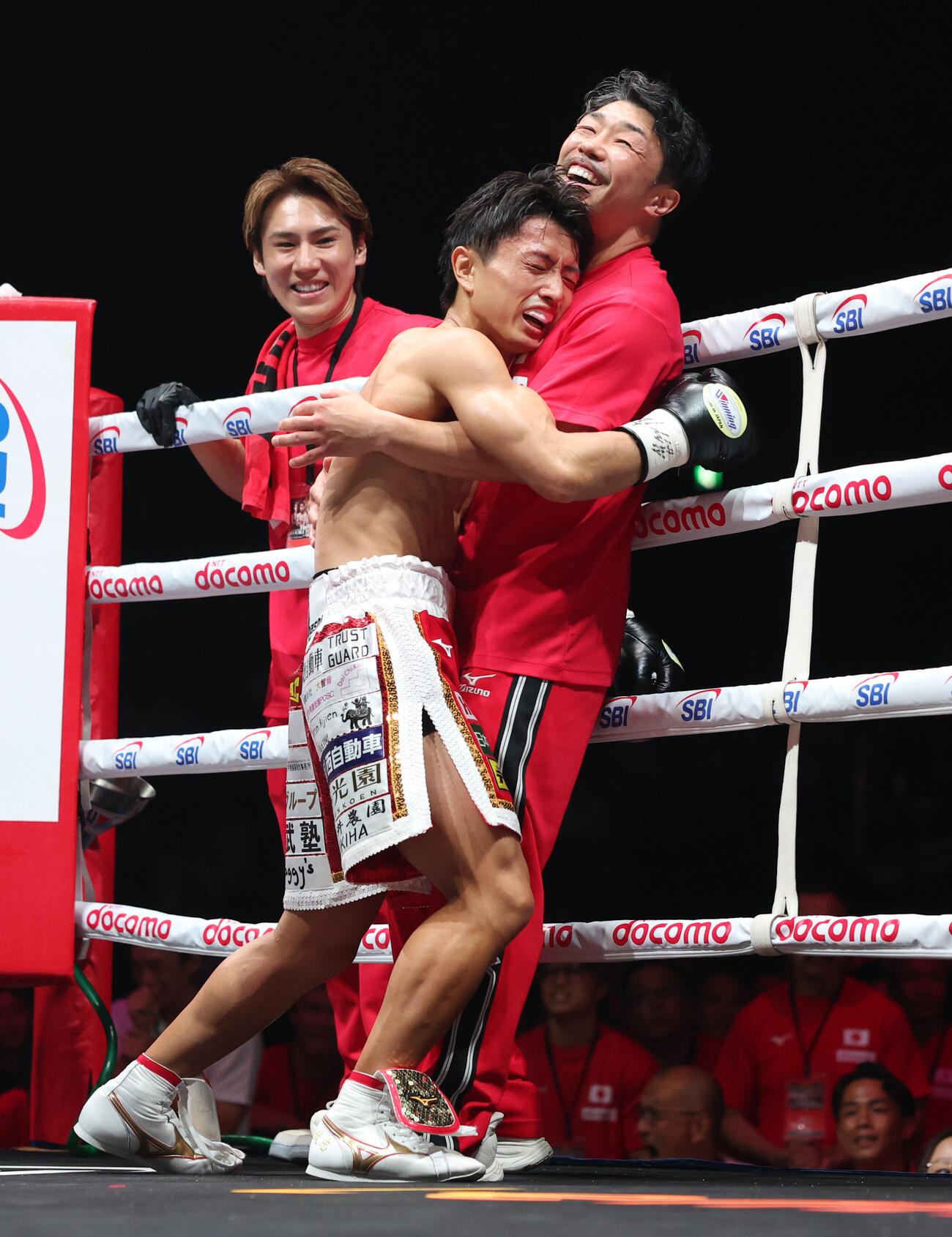 ウィルフレド・メンデスに1回KO勝ちし、八重樫東トレーナー（右）と抱き合って喜ぶ石井武志（撮影・宮地輝）
