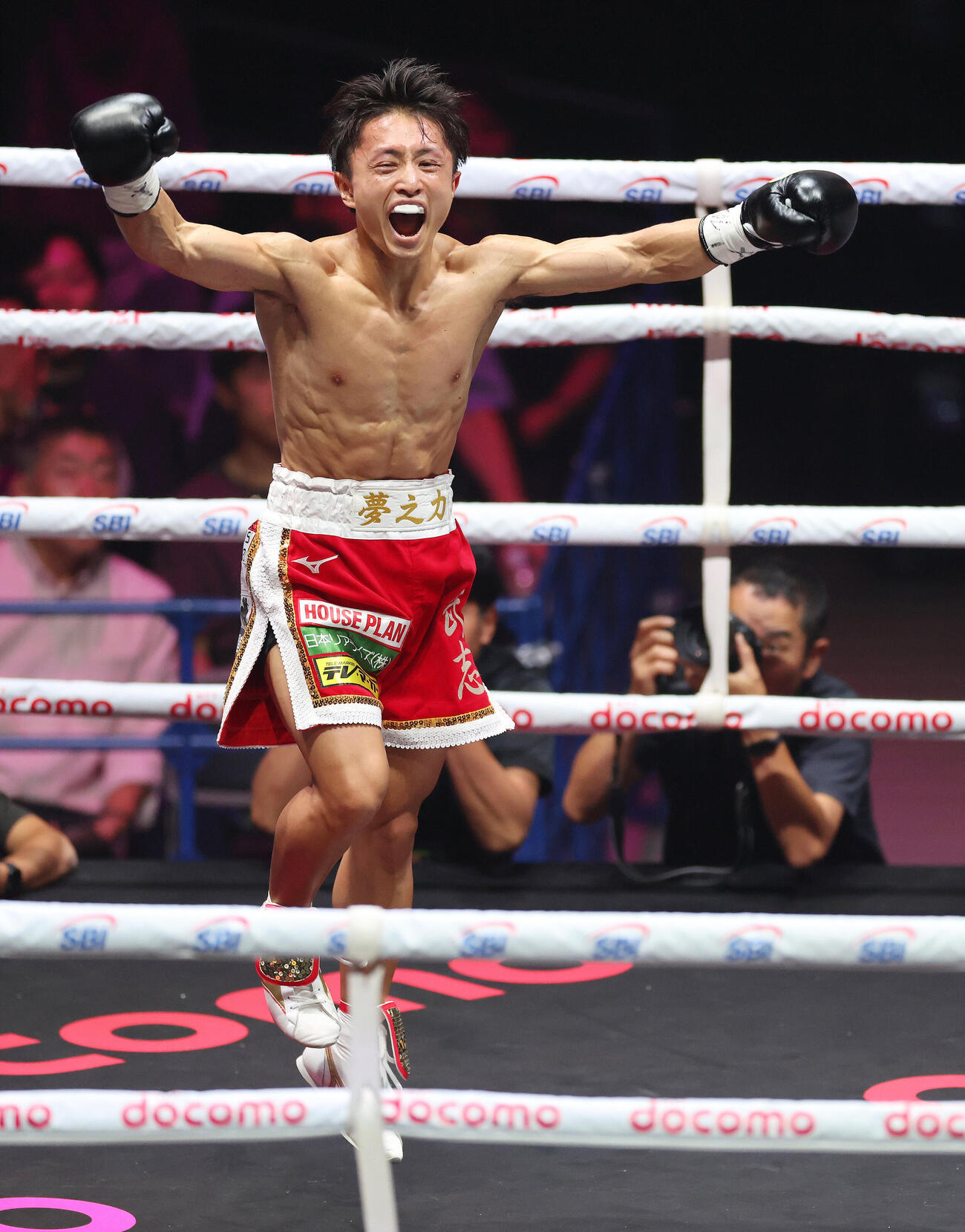 1回、ウィルフレド・メンデスにTKO勝利し、喜びを爆発させる石井武志（撮影・河田真司）