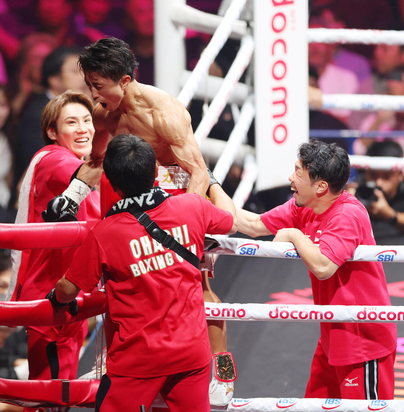 1回、ウィルフレド・メンデスにKO勝利し、喜びを爆発させる石井武志（左上）と八重樫東トレーナー（撮影・河田真司）
