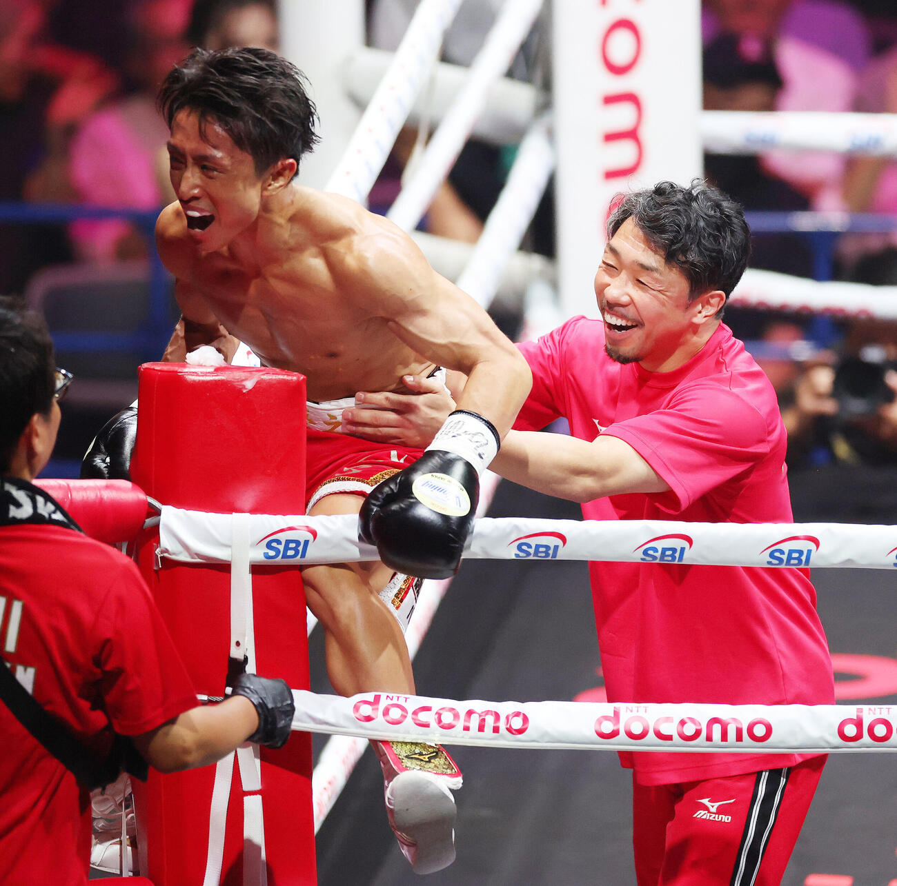 1回、ウィルフレド・メンデスにKO勝利し、喜びを爆発させる石井武志（左）と八重樫東トレーナー（撮影・河田真司）