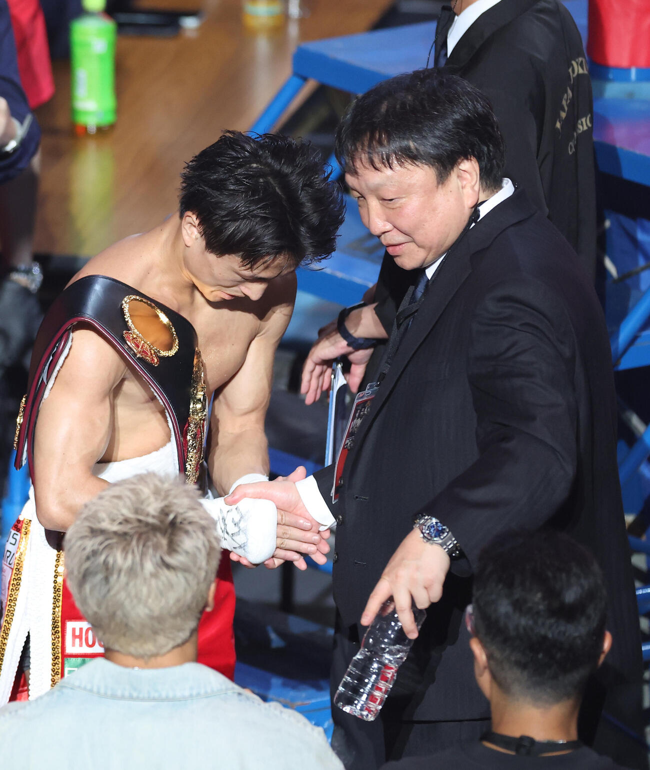 ウィルフレド・メンデスにTKO勝利し、WBAミニマム級新王者となり大橋秀行会長（右）と握手を交わす石井武志（撮影・河田真司）