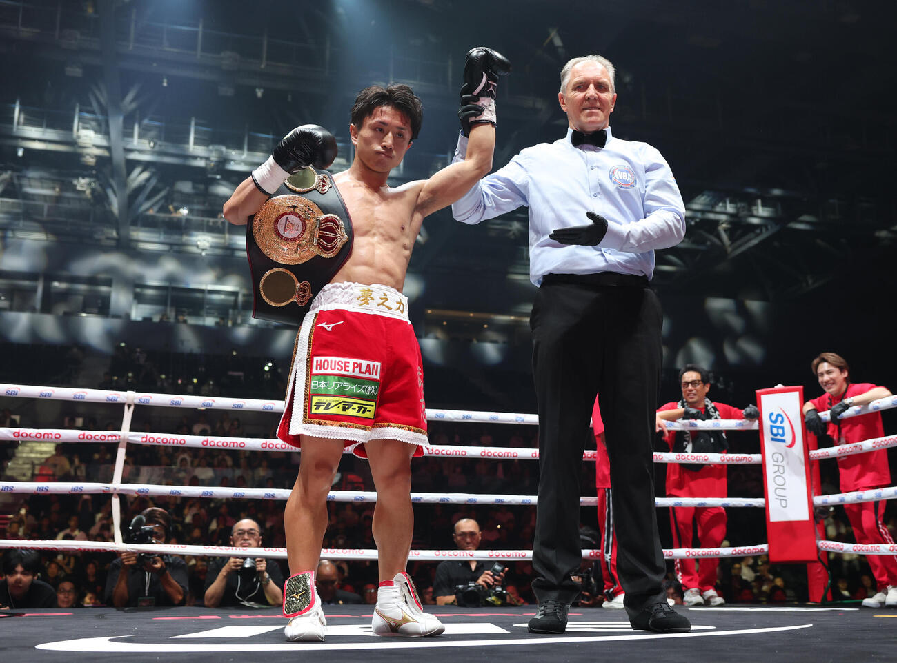 ウィルフレド・メンデスに1回KO勝ちしWBA世界ミニマム級王者となった石井武志（撮影・宮地輝）