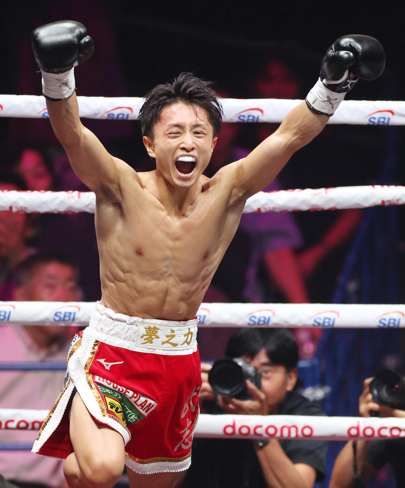 1回、ウィルフレド・メンデスにTKO勝利し、喜びを爆発させる石井武志（撮影・河田真司）